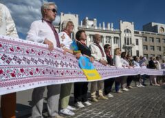 Учасники акції біля пам’ятника Тарасу Шевченку під час Дня вишиванки у Харкові, 21 травня 2026