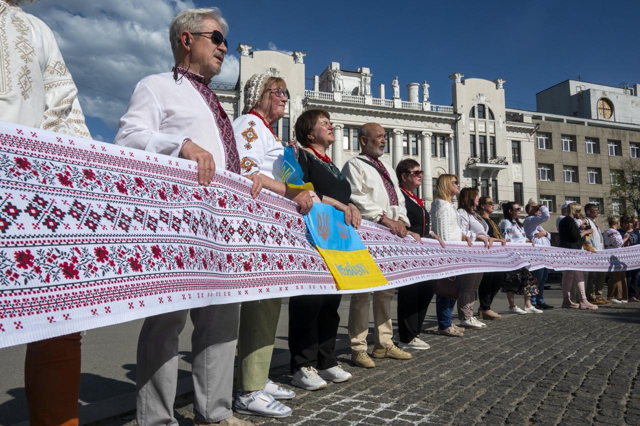 Учасники акції біля пам’ятника Тарасу Шевченку під час Дня вишиванки у Харкові, 21 травня 2026