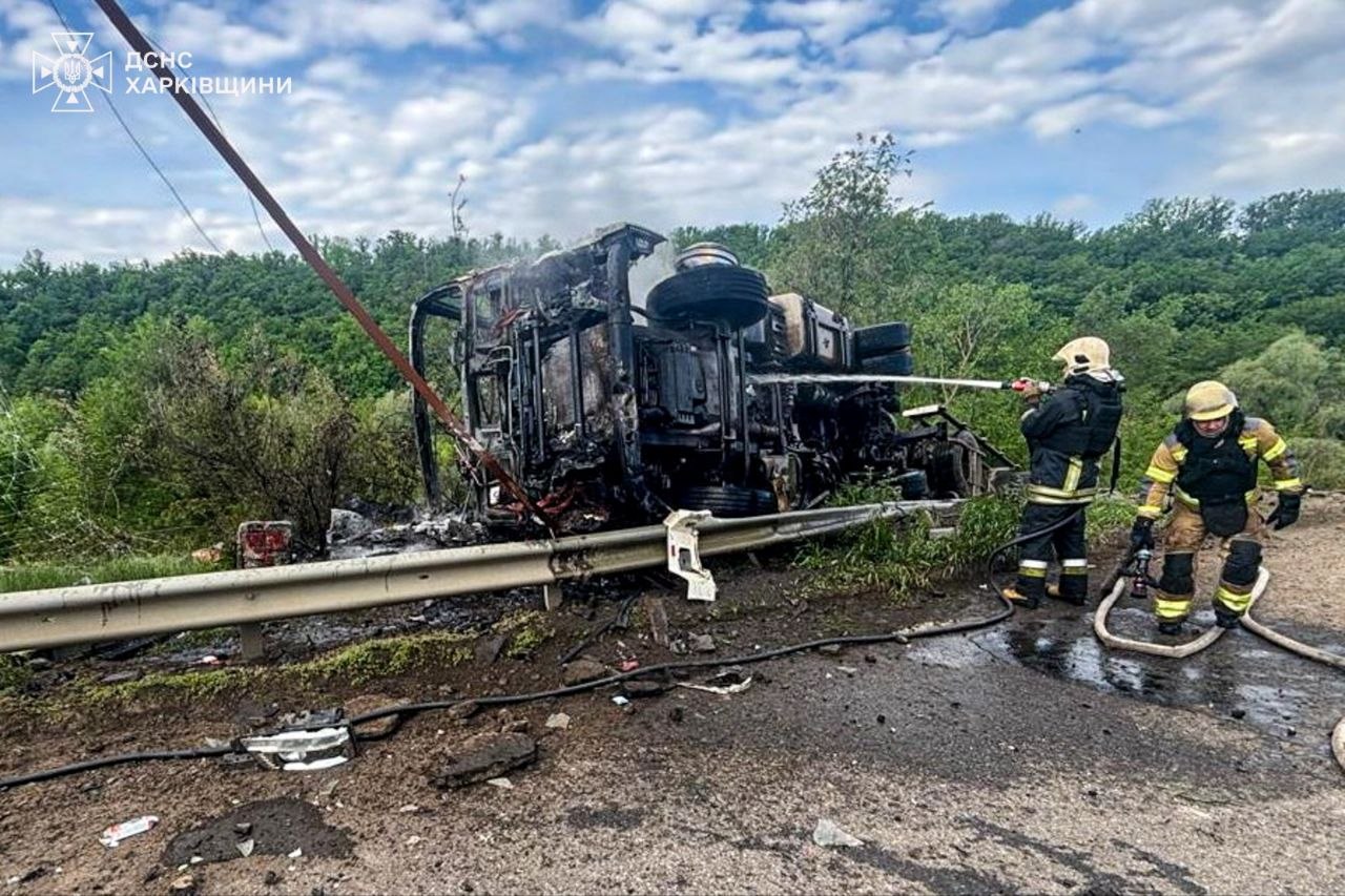 Рятувальник ДСНС гасить пожежу вантажівки після удару російського FPV-дрона на окружній дорозі Харкова