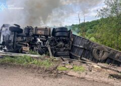 Перекинута та згоріла вантажівка після атаки російського FPV-дрона на окружній дорозі Харкова біля 17-го цвинтаря