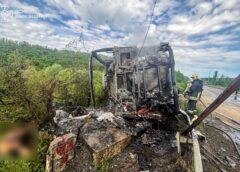 Знищена вантажівка після удару російського FPV-дрона на окружній дорозі Харкова біля 17-го цвинтаря на Харківщині