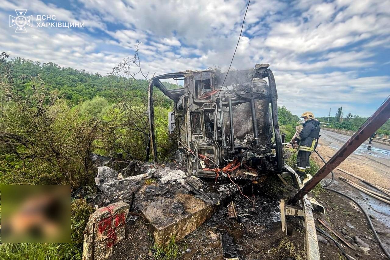 Знищена вантажівка після удару російського FPV-дрона на окружній дорозі Харкова біля 17-го цвинтаря на Харківщині