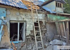 Пошкоджений будинок у Слатиному
