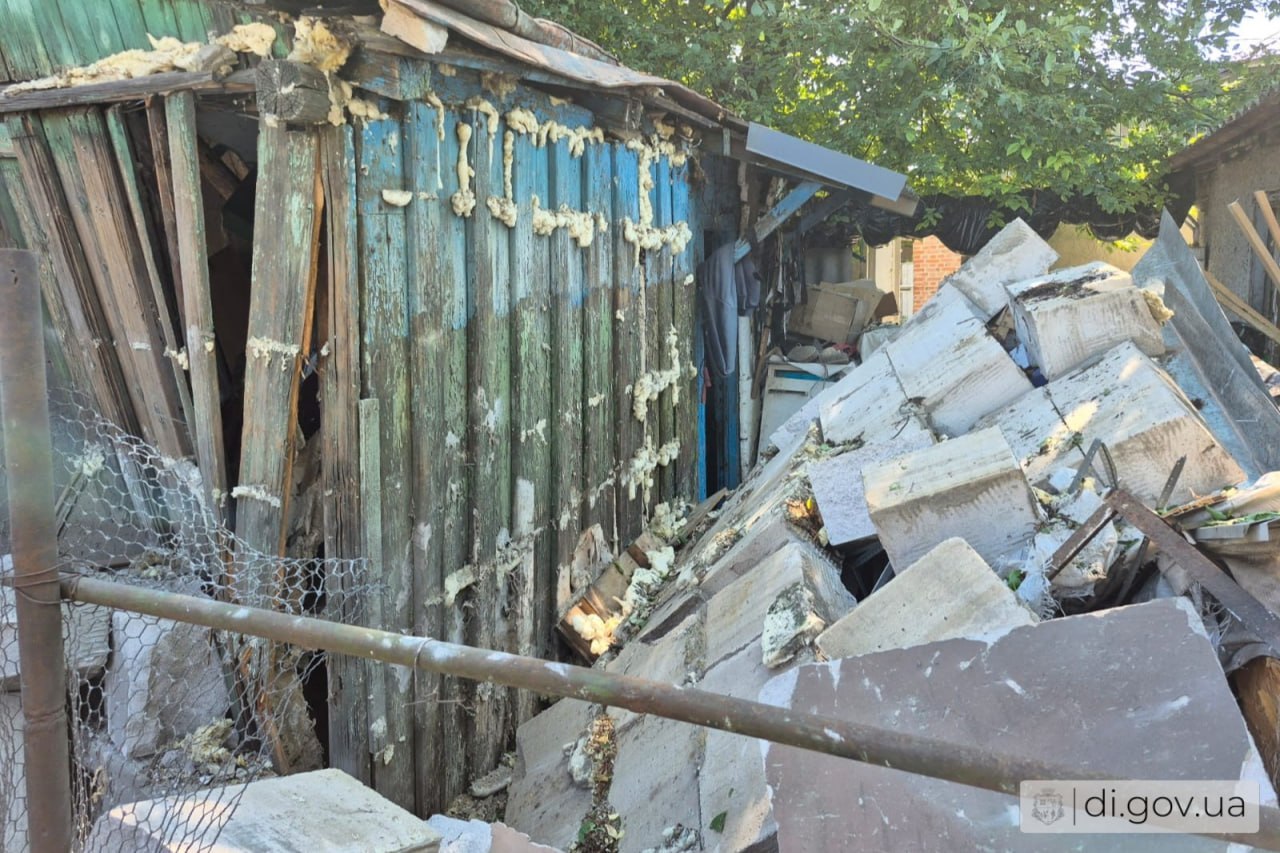 Пошкоджена будівля у Слатиному